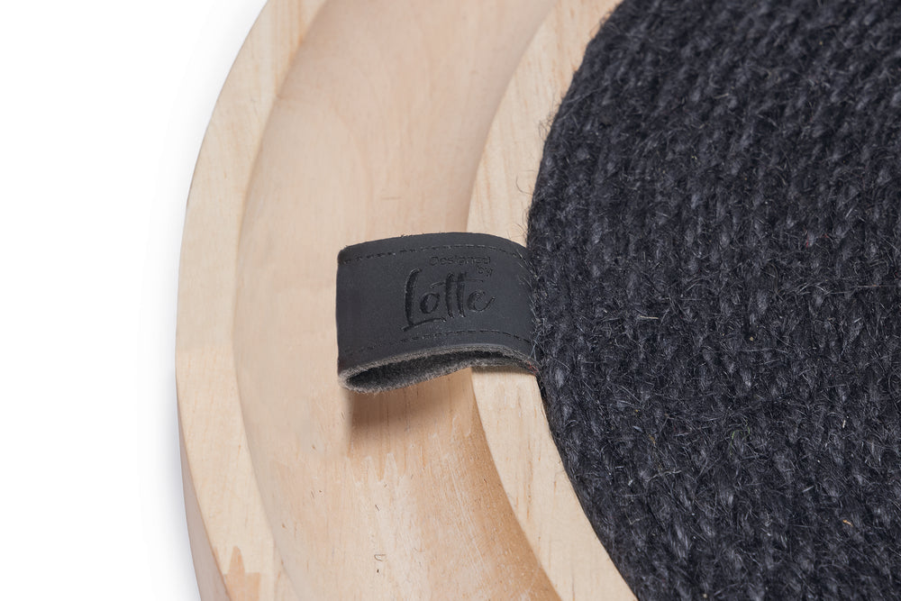 Designed by Lotte Idah – Kratzspielzeug aus Holz für Katzen