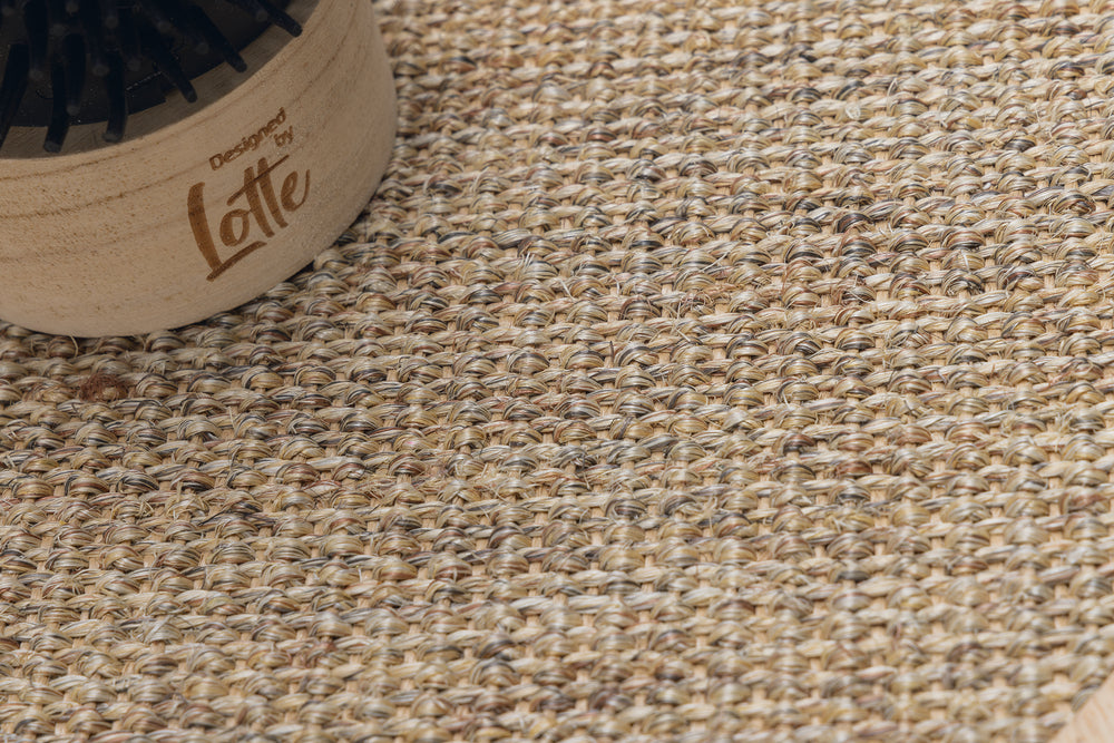 Designed by Lotte Fida – Kratzstamm aus Holz für Katzen
