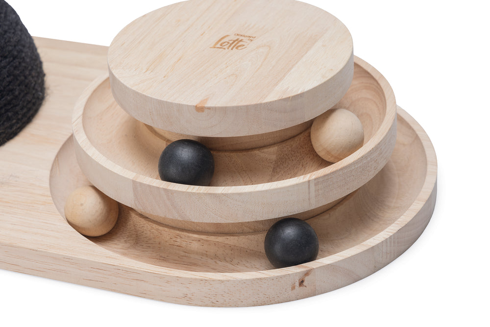 Designed by Lotte Maia – Kratzstamm aus Holz mit Spielturm