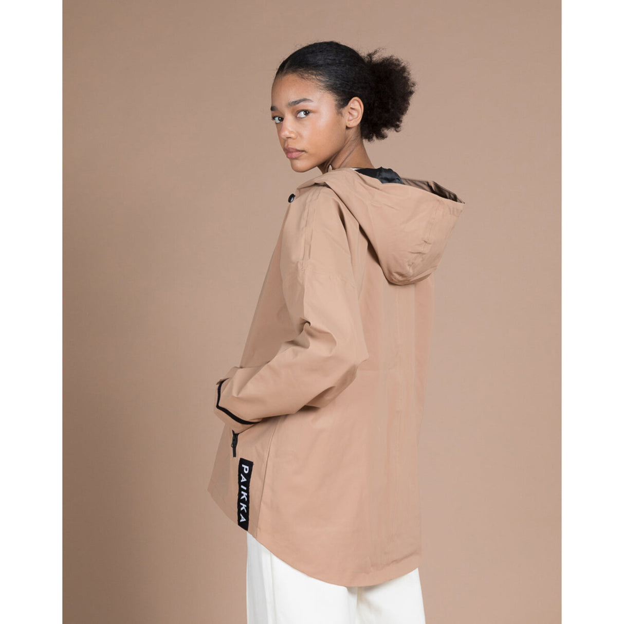 PAIKKA Visibility Raincoat Lite für Damen – Reflektierender & Wasserdichter Regenmantel
