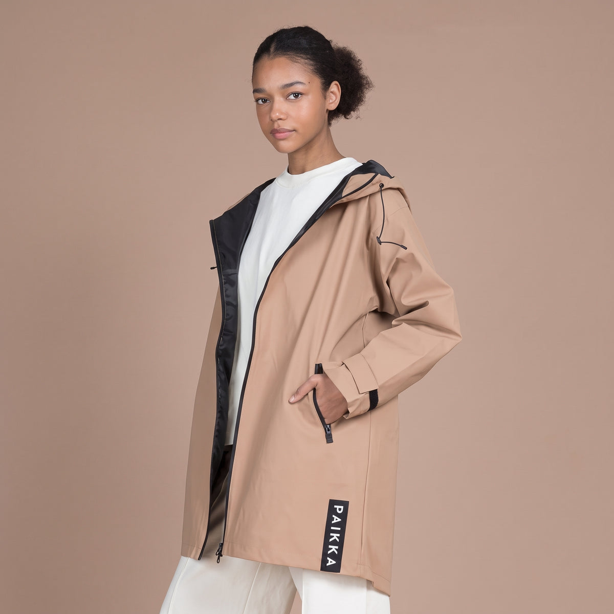 PAIKKA Human Visibility Raincoat Lite Taupe – reflektierende Damen-Regenjacke