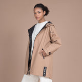 PAIKKA Human Visibility Raincoat Lite Taupe – reflektierende Damen-Regenjacke
