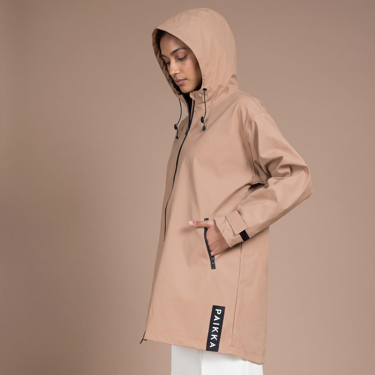 PAIKKA Human Visibility Raincoat Lite Taupe – reflektierende Damen-Regenjacke