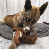 KONG Toughz – Plüsch-Hundespielzeug mit Quietscher | Braun & Rot