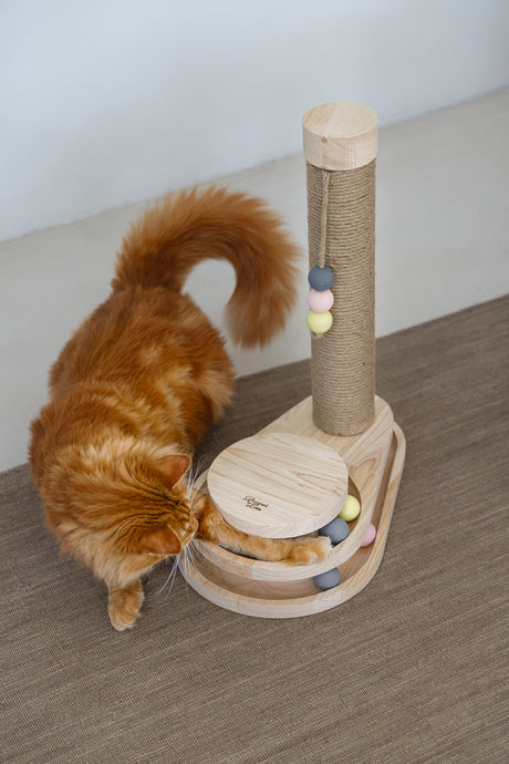 Kratzbaum Inez aus Holz mit Spielturm | Designed by Lotte