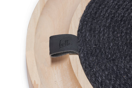 Designed by Lotte Idah – Kratzspielzeug aus Holz für Katzen