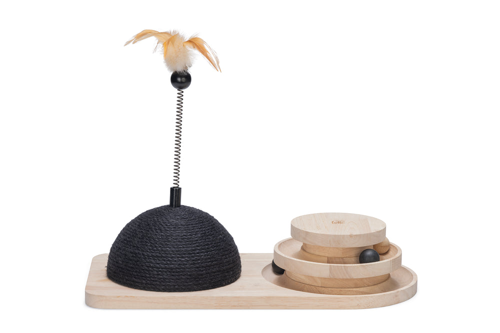 Designed by Lotte Maia – Kratzstamm aus Holz mit Spielturm