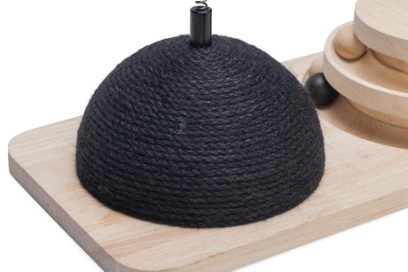 Designed by Lotte Maia – Kratzstamm aus Holz mit Spielturm