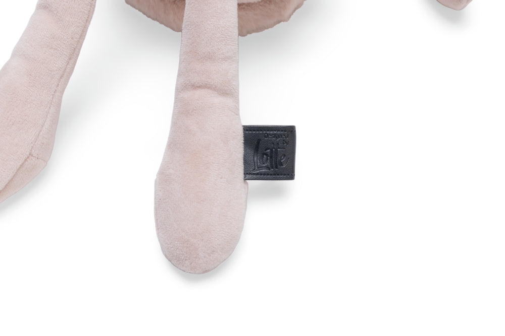 Designed by Lotte Reza Hase – Plüsch-Hundespielzeug in Rosa