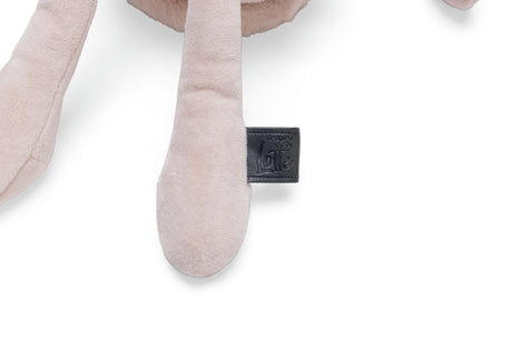Designed by Lotte Reza Hase – Plüsch-Hundespielzeug in Rosa