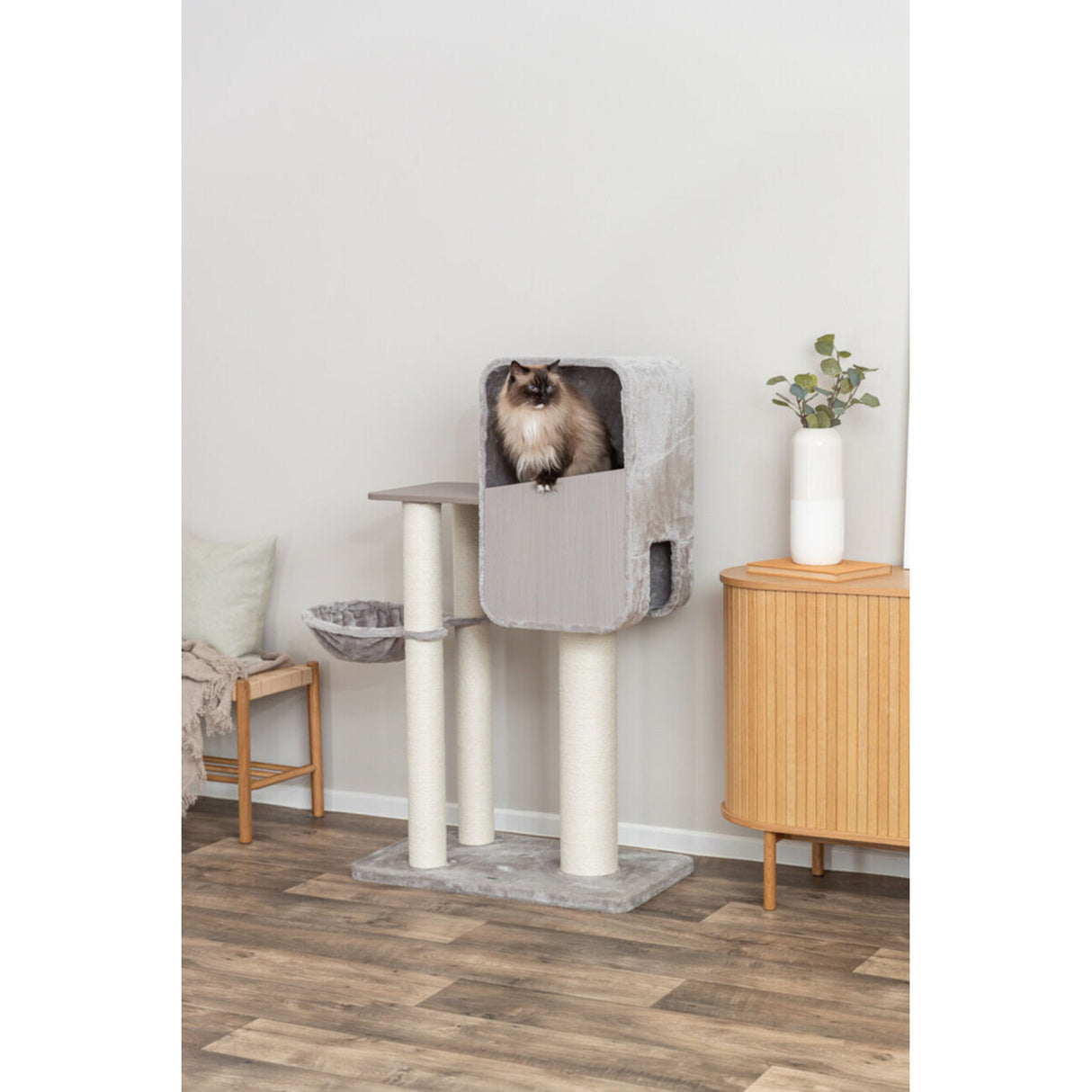 TRIXIE Kratzbaum Marina – Robuster Kratzbaum in Holz-Optik, ideal für mittlere Katzen 🏠 – Grundfläche: 78 × 45 cm, Höhe: 132 cm
