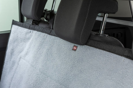 TRIXIE Autoschondecke Hund Rückbank – Lammfell-Optik, wasserabweisend, 1,45×1,60 m