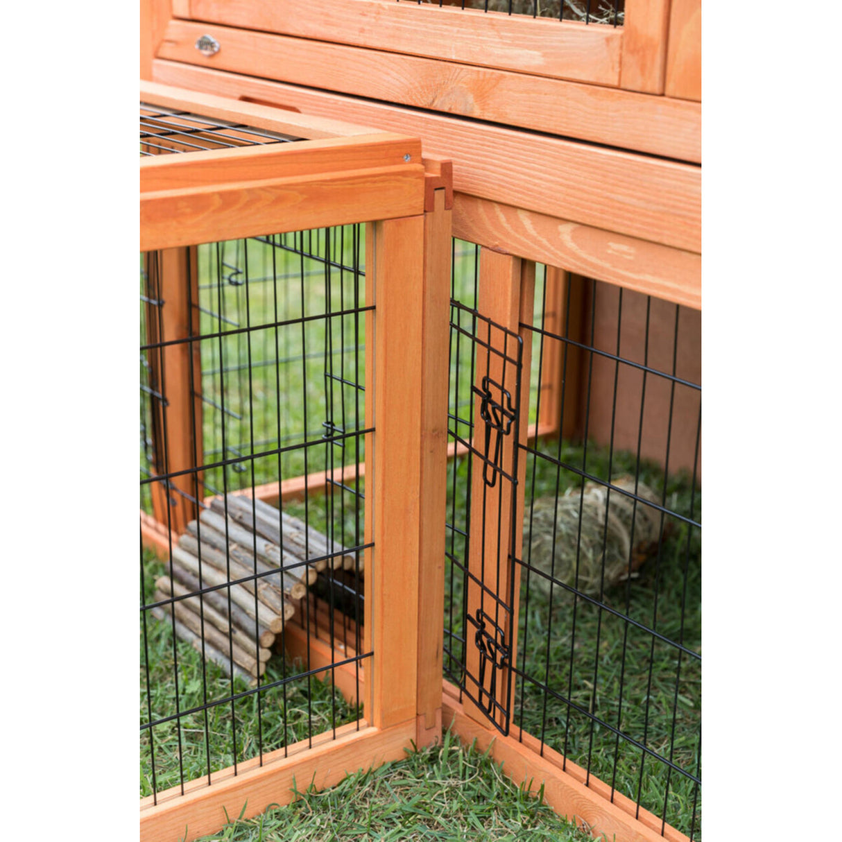 TRIXIE Freilauf mit Abdeckung für Kleintiere – Sicher & artgerecht! – 174 × 48 × 109 cm, braun